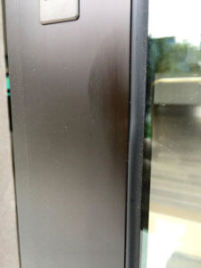 掃き出し窓の凹み