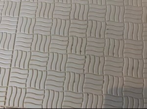 トクラスの床タイルは凹凸がうねうねしている