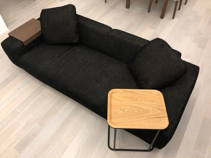 ソファのサイドテーブルにピッタリ