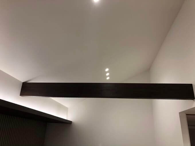 天井部に勾配天井用のダウンライト