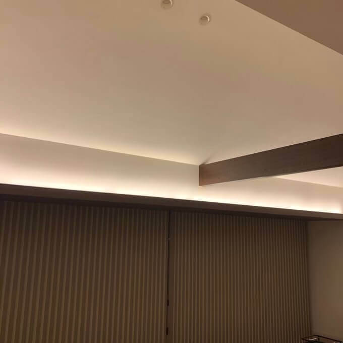 勾配天井の立ち上がり部分には間接照明