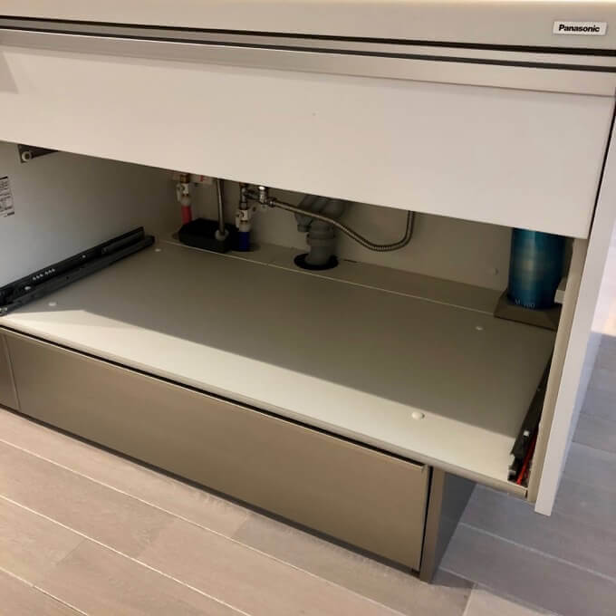 キッチンの棚を外す