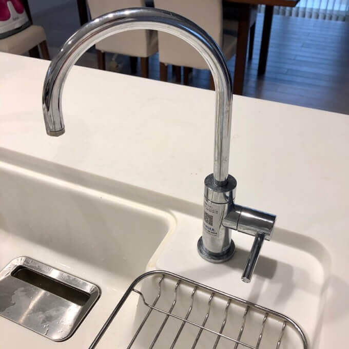 浄水器の蛇口を閉める