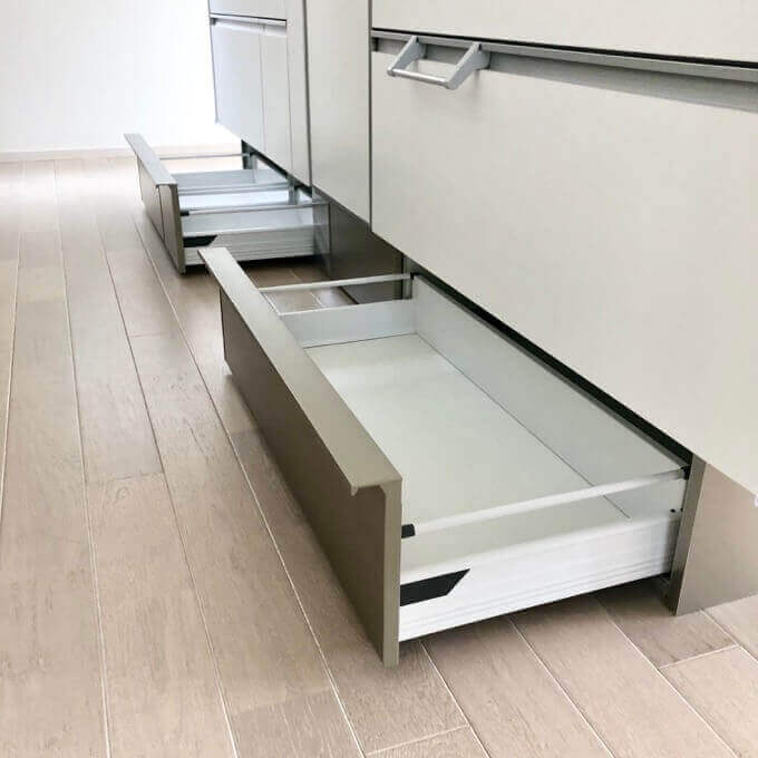 フロートタイプの足元は収納になっている