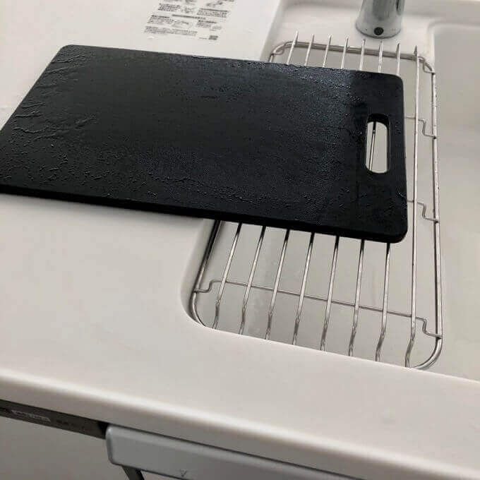 フラットなワークトップと水切り台で新たな作業スペースを確保