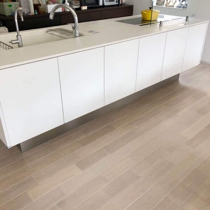 フロートタイプのキッチンは床から浮いて見える