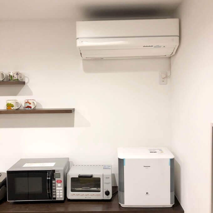 エアコンの下に置いたパナソニック加湿器