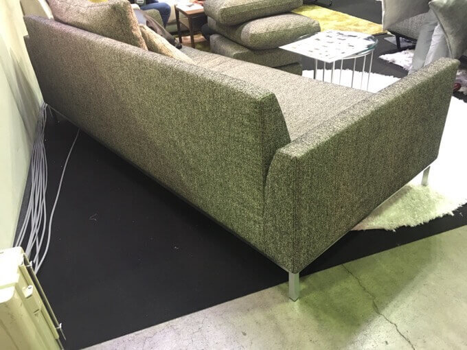 HUKLAは後ろ姿のデザインも素敵