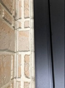 サイディングと玄関ドアのつなぎ目はコーキングで埋められている