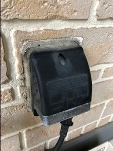 サイディング外壁のコンセントはつなぎ目の隙間をコーキングで埋めている